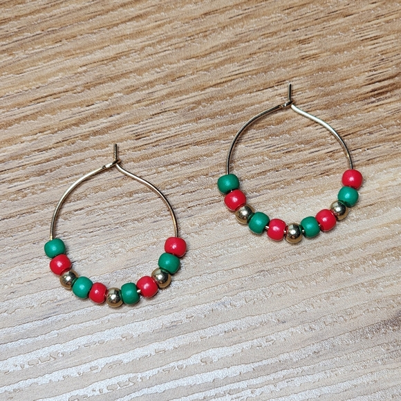 Christmas Red & Green Beaded Gold Hoops Earrings Glass Seed Beads Handmade - Picture 4 of 4